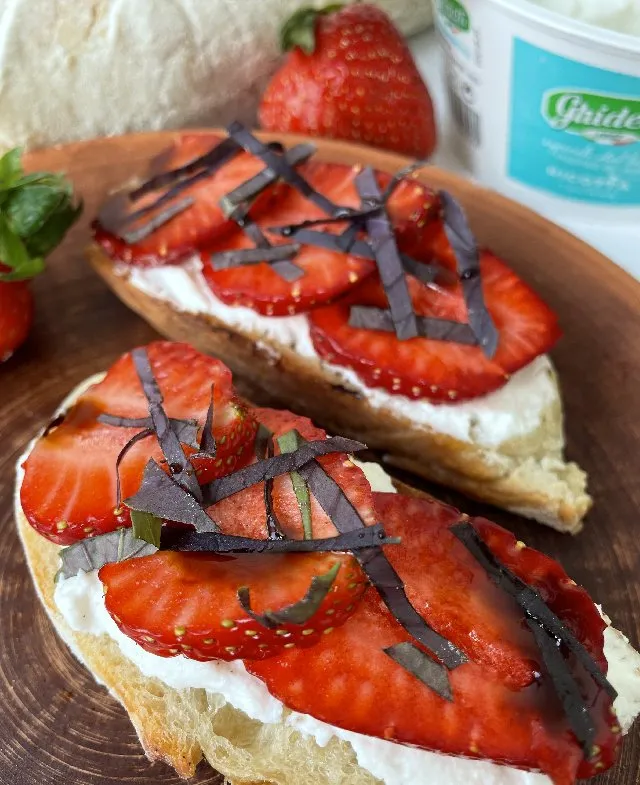 Bruskete z rikoto in jagodami Bruskete z rikoto in jagodami