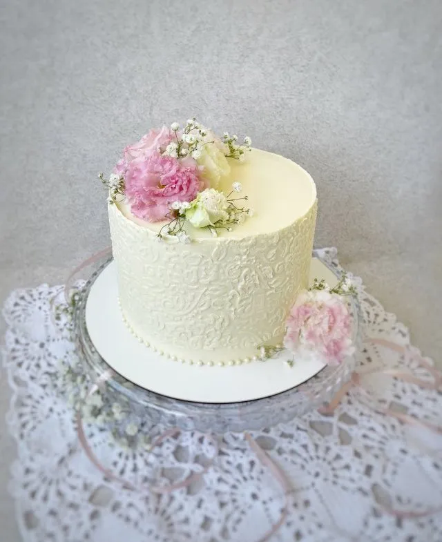 весільний торт з живими квітами