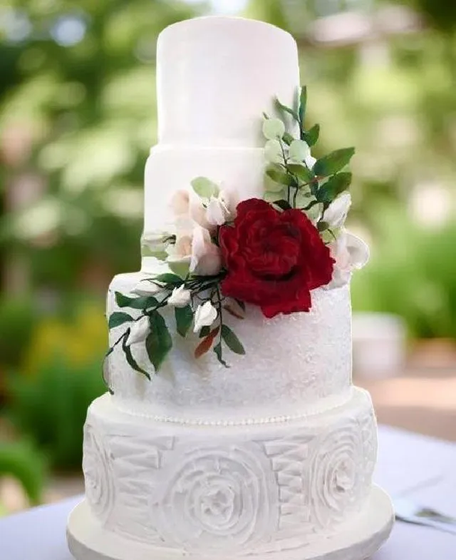 Класичний весільний торт з цукровими квітами