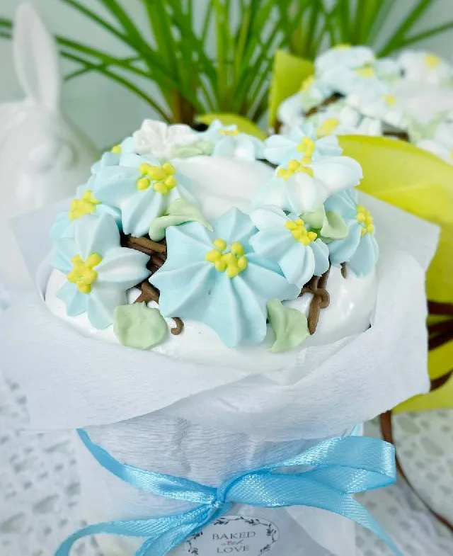 Весняна паска, прикрашена солодкими квітами 💛