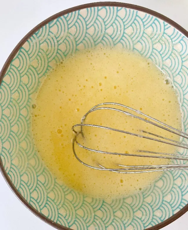 Sbattere le uova con lo zucchero