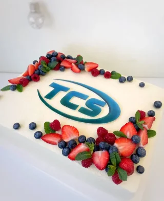 Tort cu logo și decor cu fructe de pădure proaspete