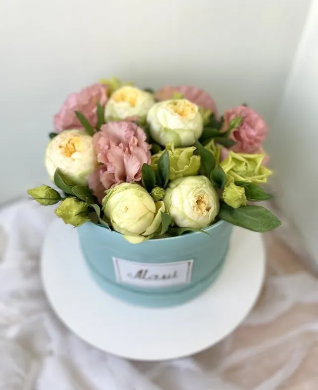 tort elavate lilledega