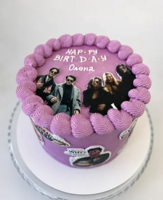 Фіолетовий торт «Друзі» з написом Happy Birthday