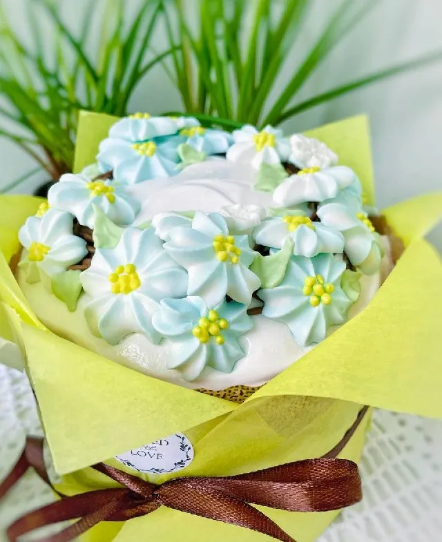 Pasqua primaverile decorata con fiori dolci 💛