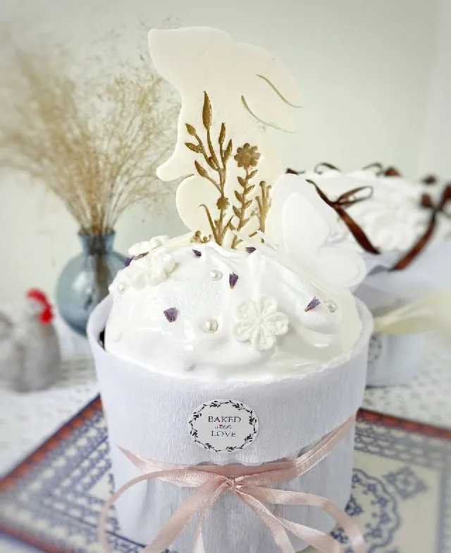 Pasqua decorata con coniglietto di cioccolato e farfalla 💛