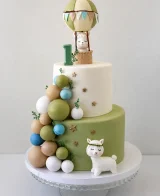 Dviejų sluoksnių tortas su avyte ir oro balionu pirmajam gimtadieniui