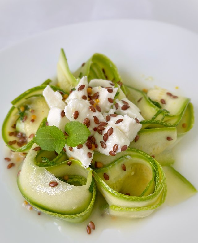 Salată de dovlecei cu feta și mentă