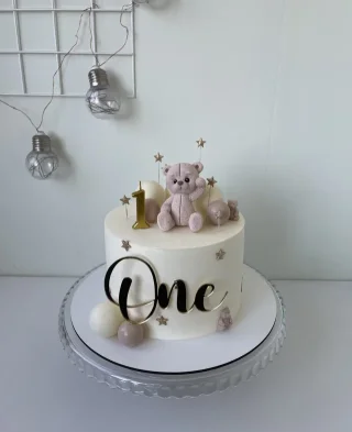 Cake with a teddy bear for 1st birthday
