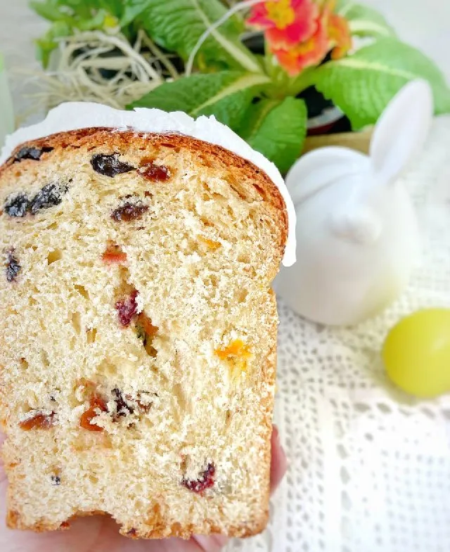 Весняна паска, прикрашена солодкими квітами 💛