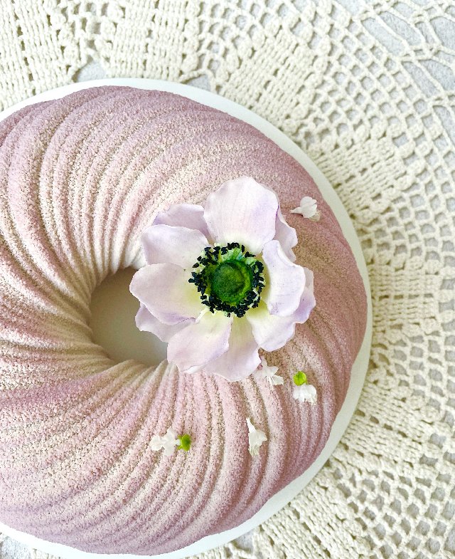 Gâteau mousse, fleurs en sucre, pour une jeune fille