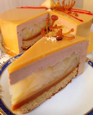 mousna torta hruška karamela mlečna čokolada dan zaljubljenih