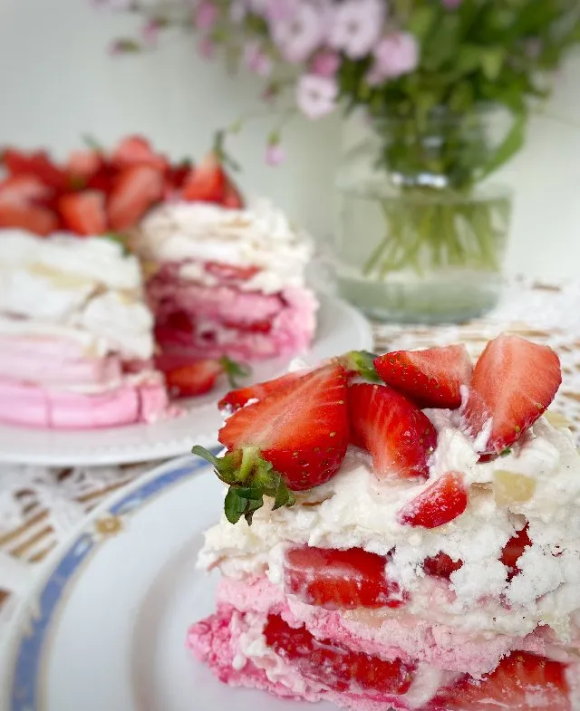 Mandljev in jagodni meringa torta