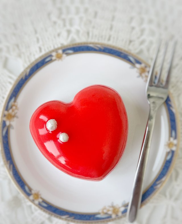 mousse-cakes-strawberry-hearts