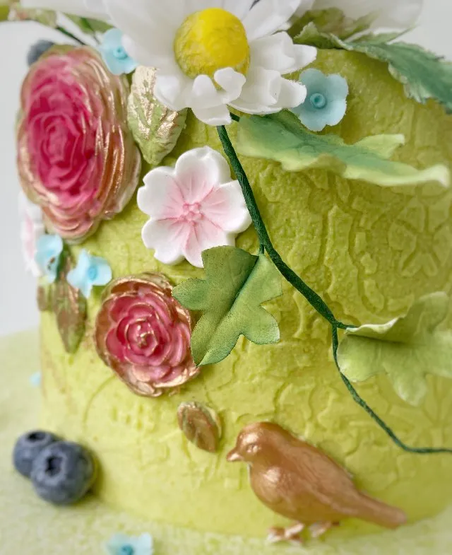 tort aniversar cu flori de zahăr