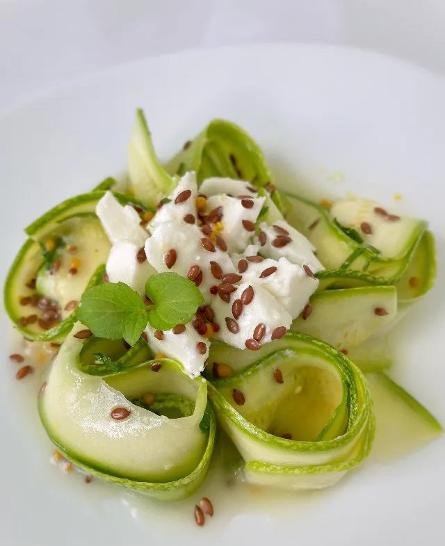 Zucchinisalat med feta og mynte