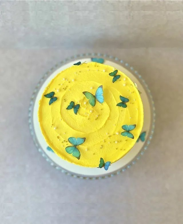 torta com flores frescas