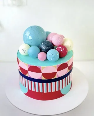 Torta con Decorazioni Astratte