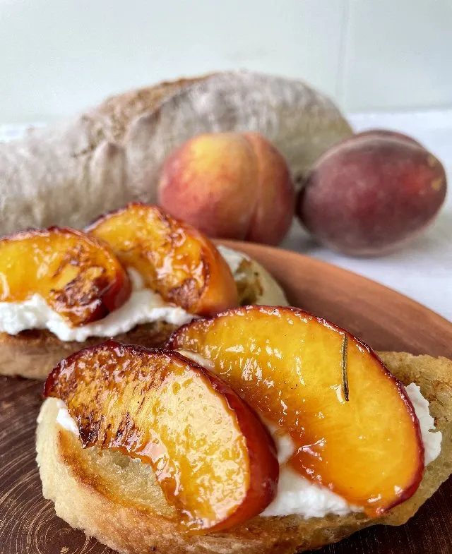 Bruschete cu piersici caramelizate și rozmarin