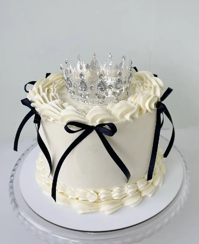 Torta s krono in bleščicami