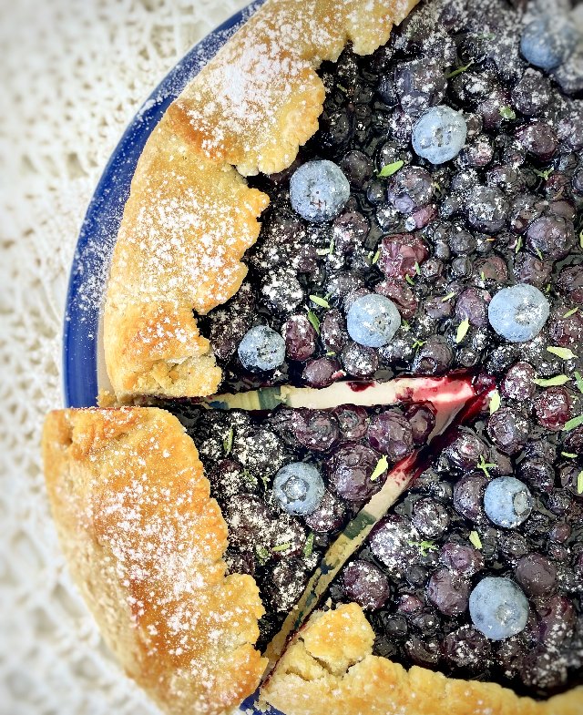 Mürbeteig-Galette mit Heidelbeeren und Thymian