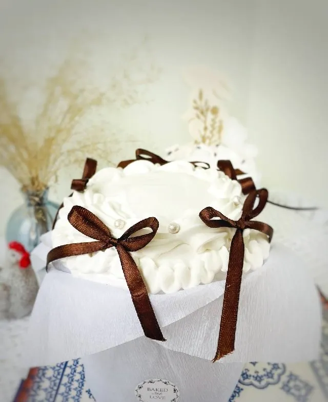 今年の流行スタイルのラムベスケーキ、リボン付き