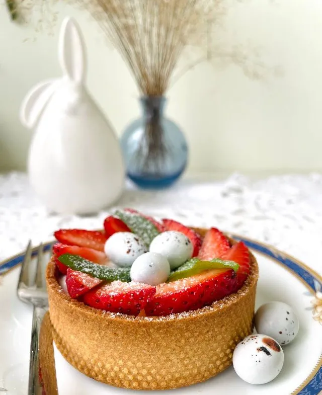 Tartelletta con crema pasticcera e fragole.