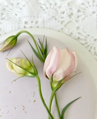 Tort mousse decorat cu flori vii pentru o fată