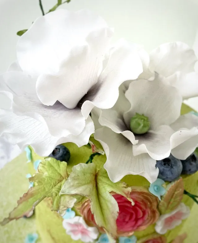 tort aniversar cu flori de zahăr