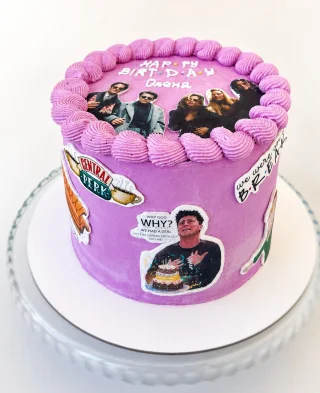 Фіолетовий торт «Друзі» з написом Happy Birthday