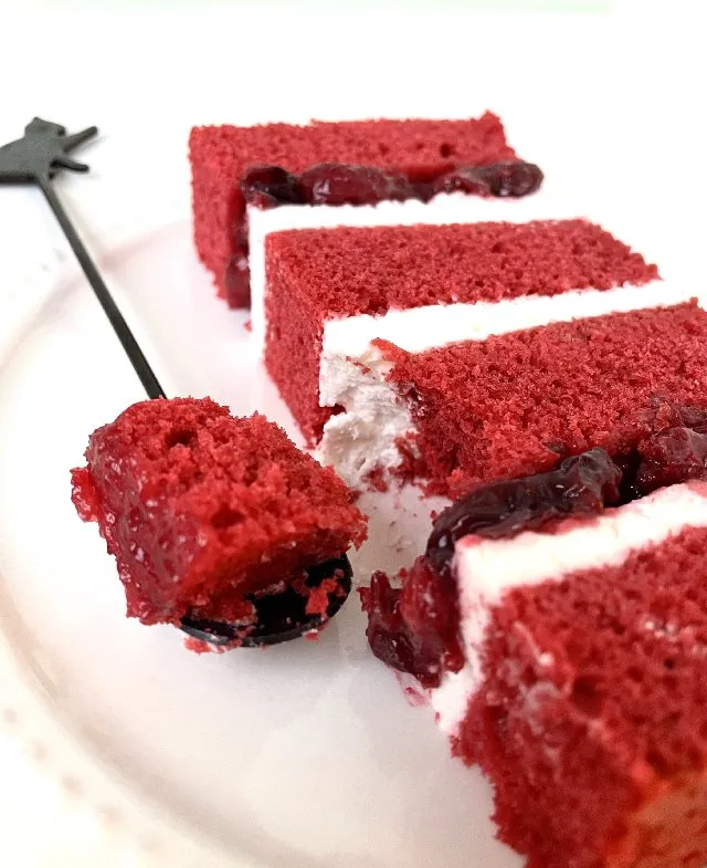 torta rdeči žamet s češnjami