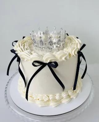 Torta s krono in bleščicami
