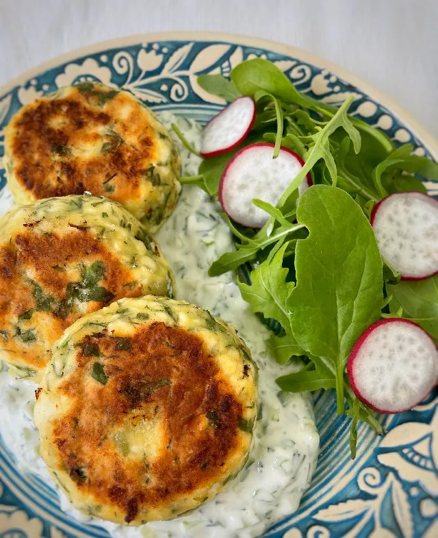 Cheesecake-uri sărate cu ierburi