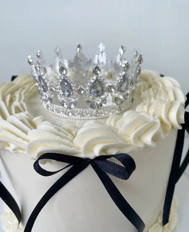 Kūka ar kroni un spīdekļiem