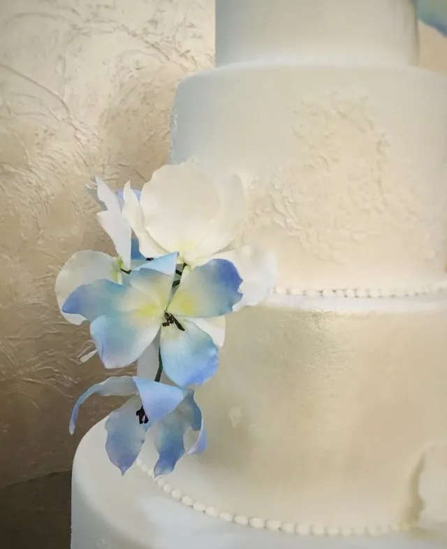 Класичний весільний торт з цукровими квітами